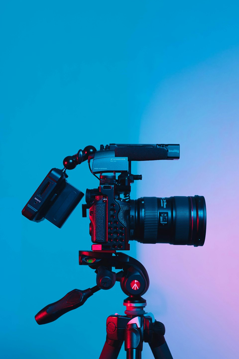 Videocamera professionale su treppiede con microfono e monitor.